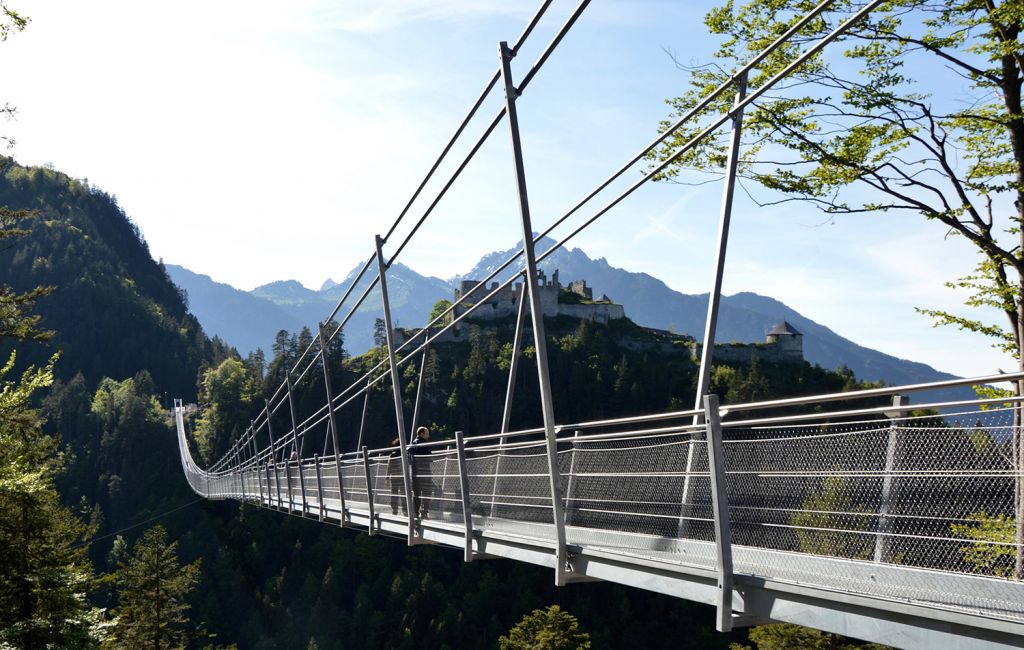 Gut gesichert - Die Hängebrücke highline179 findest Du in Reutte in Tirol. Sie ist 406 Meter lang und schwebt in einer Höhe von 114 Metern.  - © highline179